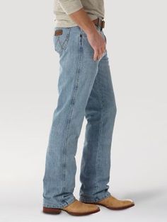 COMFORTABLE, CLASSIC, AND A LITTLE COUNTRY Wrangler® Retro® jeans are a modern take on our authentically Western jeans. Made for country rock stars, rodeo ropers, and those who just happen to have great taste, our men's retro bootcut jeans are a versatile style made to suit any occasion. They offer a comfortable mid rise, relaxed fit through the seat and thigh, and a leg opening that fits perfectly over your favorite pair of boots. Speaking to our Western heritage with a modern sensibility, our Country Style Men, Country Guy Outfits, Country Outfits For Men, Baffin Boots, Irish Setter Boots, Timberland Pro Boots, Slim Fit Mens Jeans, Danner Boots, Red Wing Boots