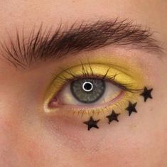 Descubre las tendencias en maquillaje para la temporada otoño 2020 y compra los productos. DETALLES Así como los filtros de Instagram donde tienen corazones o estrellas en los pómulos u ojos. Puedes poner algún detalle en tu maquillaje, además aprovecha que estás en la temporada de Halloween. Yuya acaba de lanzar “Tattoo Stamp” un delineador de dos puntas, por una parte viene el plumón de tono negro y en la otra parte una estrella para marcarla en tu cara, también puedes encontrar de corazón. Grey Makeup, Yellow Eyeshadow, Make Up Inspiration, Kesha, Eye Makeup Art, Mac Makeup, Editorial Makeup, Makeup Designs