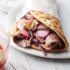 Flank Steak Gyros with Quick Pickles Healthy Gyro Recipe, Healthy Gyros, Steak Gyros, Quick Pickle Recipe, Diet Lunch Ideas, Quick Pickles, Gyro Recipe, Healthy Sandwich Recipes, Shish Kebab