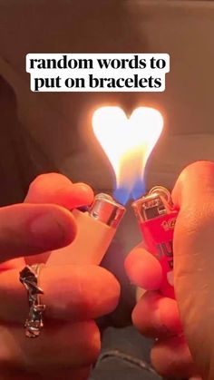 someone holding two lighters in their hands with the words hey idea de filtres snaps