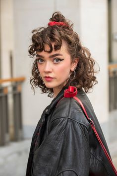 Short Curly Hairstyles For Women, Curling Irons, Hair Model, Easy Summer Hairstyles, Hollywood Glam, Bed Head, Beauty Tool, Short Curly Hair, Curling Iron