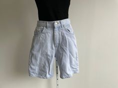 These fabulous classic dad style shorts were made in the USA in the 1980's by Lee. They are 100% cotton. They state they are a size 6, we think they are an approximate women's size XS, please check the measurements given below to ensure a proper fit. They are in lovely condition and have been gently laundered. They have ILGWU tags. Measurements 26" waist 20" long 8" inseam 32" hips Light Wash Jean Shorts, Dad Style, Shorts Comfy, Mom Pants, Dad Shorts, Outfits Mit Shorts, Dad Fashion, Style Shorts, Short En Jean