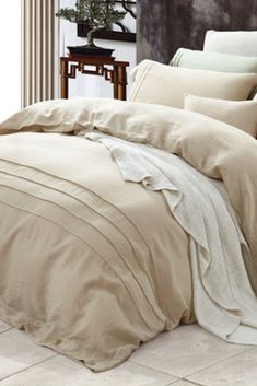 the comforter is clean and ready to be used in the bedroom or as a bed