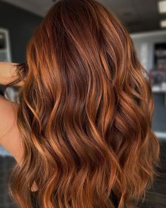 Fall Highlights For Light Brown Hair, Fall Hair Auburn, Red Copper Hair Color Balayage, Auburn Hair Color Balayage, Cooper Balayage Brunettes, Dimensional Copper Hair, Warm Caramel Balayage, Hair Color For Fall