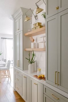 the kitchen is clean and ready to be used for dinner or breakfast time, as well as other things in the room