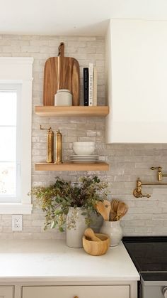 Beautiful open shelf staging with handmade vases, wooden serving boards, storage pots and brass pepper and salt grinders. Decor Minimalist, Home Design Decor, Kitchen Shelves, Dream House Decor, Kitchen Style, Kitchen Counter, Dream Home Design, Home Decor Kitchen, Decoration Design