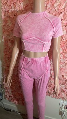 Pink 2 piece yoga/activewear set Comes in sizes : small, medium, large Pink kissess collection is a small boutique Follow me on Instagram 📷 @pink_kissess_collection Pink 2 Piece Set, 369 Method, Pink Two Piece, Shocking Pink, Womens Sports, Small Boutique, Yoga Activewear, Activewear Sets, Pink Outfit