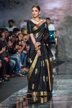 Aditi Rao Hydari Saree Blouse Designs, Black Saree Traditional, Aditiraohydari Saree, Black Saree Jewellery Ideas, Black Saree Look Traditional, Black Saari, Black And Gold Saree, Black Saree Designs, Black Silk Saree