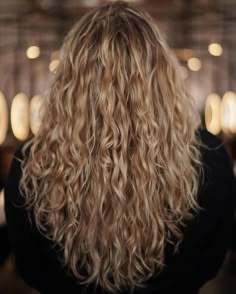 Natural Blonde Hair Curly, Natural Curly Hair Haircut, Layers For Curly Wavy Hair, Thick Blonde Curly Hair, V Haircut For Long Hair Curly, Layered Curly Blonde Hair, Naturally Wavy Layered Hair, Wavy Natural Haircut, Long Layers With Wavy Hair