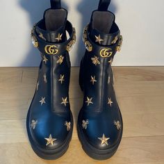 Spectacular Gucci Combat Boots! Perfect Condition. Gucci Combat Boots, Hot Topics Outfit, Long Sleeve Backless Dress, Shoe Story, Gucci Boots, Shoes Gucci, Women's Spurs, Gucci Men, Lace Up Heels