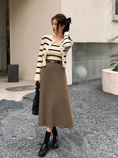 Best Shoes For Midi Skirts, How To Style A Line Midi Skirt, A Line Skirt Winter Outfit, What Shoes To Wear With Midi Skirt, Pear Shaped Skirt Outfits, Shoes To Wear With Skirts Winter, Long Skirts For Winter, A Shape Skirt Outfit, Shoes With Midi Skirt