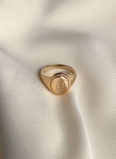 Gold Ring Designs, Gold Signet Ring, Classy Jewelry, Girly Jewelry, Stylish Jewelry