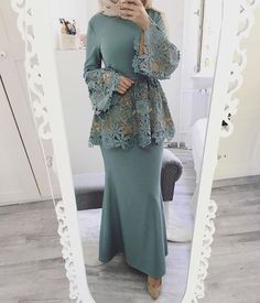 3,221 Likes, 30 Comments - Ebru (@ebrusootds) on Instagram: “ Love Skirt & top (set) @elifgiyim_almanya Hijab (pastellgrün) @ay_h1jab Ps: der Rock…” Gaun Peplum, Romance Girlfriend, Hijabi Mode, Hijab Stile, Hijab Dress Party, Trendy Party Dresses, Muslimah Dress, Mode Abaya