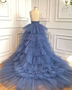 Blue V Neck Tiered ermeløs tyll promkjole, nydelig lang festkjole Blue Tulle Ball Gown For Homecoming, Fitted Blue Ball Gown With Tulle Skirt, Blue Tulle Gown For Homecoming, Fitted Tulle Ball Gown For Homecoming, Pageant Evening Dress With Sweep Train In Tulle, Tulle Gown With Sweep Train For Pageant, Blue Prom Dress With Detachable Train, Tulle Gown For Prom Season Pageants, Tulle Gown For Prom Season Pageant