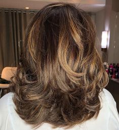 Medium Caramel Brown Hairstyle with Layers Chunky Layered Haircuts, Medium Brunette Hair, Medium Length Layered Haircuts, Layered Haircuts For Women, Medium Length Layers, Thick Hair Cuts, Medium Layered Haircuts, Medium Layered Hair, Hair Adviser