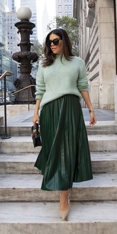 Midi Rok Outfit, Anna Palmer, Green Skirt Outfits, Sleek Office, Green Pleated Skirt, Smart Wear, Sweaters Winter, Pleated Skirt Outfit