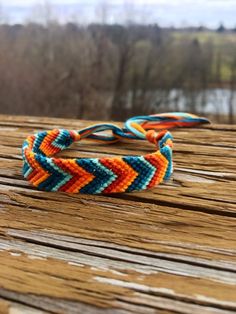 Hippy Crafts, Bracelet Braiding, Halloweenský Makeup, Bracelet Combo, Chevron Friendship Bracelets, String Bracelet Patterns, Friendship Bracelet Patterns Easy