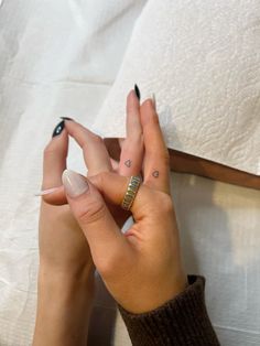 fineline | finger tattoo | minimalistic | friendship tattoos | heart tattoo | matching tattoos Heart In Finger Tattoo, Hearts On Finger Tattoo, Tattoo Ideas Small For Best Friends, Small Tattoos For Your Mom, Friends Aesthetic Tattoo, Small Finger Matching Tattoos, Tattoo Ideas Small Best Friend, Cute Tiny Tattoos Matching, Tatoos Fingers Ideas