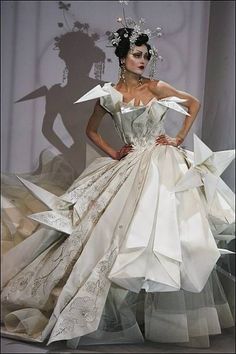 2007 Fashion, Runway Fashion Couture, Runway Outfits, Christian Dior Haute Couture, Dior Haute Couture, Dior Fashion, Fashion Inspiration Design, Naomi Campbell, Mode Inspo