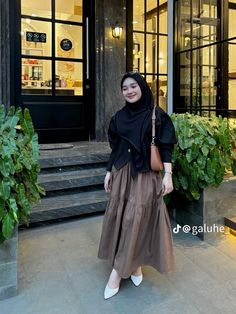 Brown Skirt Outfit Hijab, Cream Outfit Hijab, Rok Susun, Feminine Hijabi, Outfit Lebaran Simple, Rok Korean Style, Outfit Hijab Casual Rok, Outfit Rok, Brown Skirt Outfit