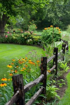 Berry Patch Layout Garden Ideas, Bloxburg Outside, Best Garden Layout, Garden Layout Ideas, Ideas For Front Of House, Front Garden Design, House Bloxburg, Cottage Garden Design, Italian Garden