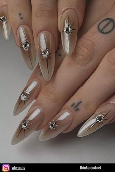 And here are some more elegant chrome nail designs! It’s a neutral, nude base with large stars in the middle. The stars add an extra sparkle and elevate your look to the next level. Proposal Nails, Ombre Nail Design, Makeup 101, Glamour Nails, Ombre Nail Designs, Purple Diamond, Gold Powder, Nail Forms, Pink And White Flowers