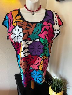 Mexican Embroidered Colorful black blouse made in Oaxaca.  This blouse was made by Mexican artists in Oaxaca, Mexico by hand. Black Short Sleeve Top For Fiesta, Mexican Skirts, Mexican Boho, Mexican Embroidered Dress, Mexican Fashion, Mexican Blouse, Peasant Shirt, Mexican Outfit, Colorful Backpacks