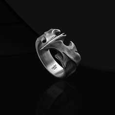 Schwarze Fledermaus Silber Ring Wir stellen unseren atemberaubenden Silber Vampir-Fledermaus Ring für Männer vor, ein wahrhaft hypnotisierendes Stück, das gotische Eleganz mit einem Hauch von Mystik verbindet. Dieser mit größter Liebe zum Detail gefertigte Black Knight-Fledermaus-Silberring ist ein gewagtes Statement für diejenigen, die alle nächtlichen Dinge lieben. Perfekt für Männer und Frauen geeignet, regt dieser silberne fliegende Fledermaus Ring mit seinem verschlungenen Fledermaus Motiv Black Ring For Men, Bat Ring, Flying Bat, Gothic Elegance, Vampire Bat, Black Knight, 22 Carat Gold, Gothic Rings, Black Bat