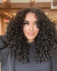 Layered Haircuts On Curly Hair, Black Curly Hair Layers, Shoulder Curly Haircuts With Layers, Curly Cut Inspiration, Curly Hair W Layers, Curly Haircuts Short Natural Curls, Curly Bayalage Brunette, 3 A Curls