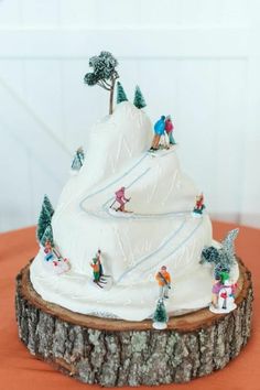 a cake that is sitting on top of a tree stump in the shape of a ski slope