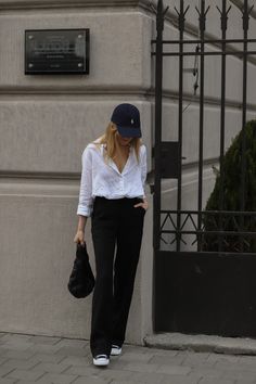 Old Money Summer Outfits, Kasia Tusk, Old Money Summer, Ralph Lauren Hat, White Shirt Outfits, Womens Outfit, Outfit Looks, Outfits With Converse