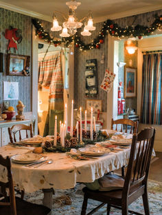 Christmas Decorated Dining Room Neutral Christmas Tablescapes, Small Cozy Dining Room, Christmas Decorated Room, Nancy Meyers Christmas, Xmas Table Decorations Ideas, Christmas Tablescapes Ideas, Christmas Dinner Table Ideas, Cozy Christmas House, Christmas Home Aesthetic