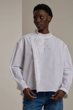 Chemise Claudia - Blanc - Coton - Femme Button Detail Fashion, Embrodery Shirt, Button Up Shirt Design, Lace Shirt Outfit, Denim Editorial, Embroidered Dresses, Fancy Shirt, Shirt Collar Styles, Look Jean