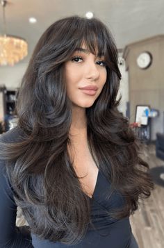 Discover 21 captivating long hair with curtain bangs styles that will leave you smitten. Upgrade your look with these trendy yet timeless looks. Bang Haircuts, Blond Pony, Winter Blonde Hair, Layered Bangs, Butterfly Haircut, Hair 2024, Blowout Hair