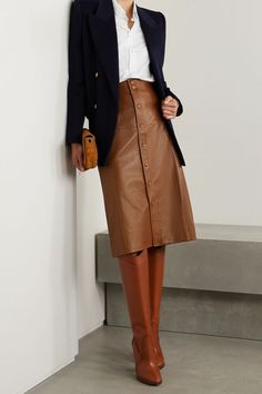 Skirt Office, Private Banking, Brown Leather Skirt, Classic White Shirt, Elegant Fall, Wardrobe Edit, Cotton Poplin Shirt, Looks Chic, 가을 패션