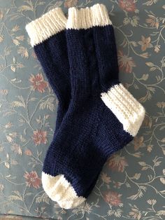 Cozy wool socks are made for lazy weekends, when you just want to relax and chill, play with your kids or pets, catch up on reading or crafting. In warm worsted weight wool, these comfy socks feature cables down the sides plus vertical strips of 1x1 ribbing to provide a bit of extra stretch and comfort. The ribbed cuffs, heels and toes are in a contrast color, just for fun. These socks can be made extra long, to mid-calf, if desired. You'll never want to take them off! Skill Level Easy to Interm Owl Knitting Pattern, Easy Sweater Knitting Patterns, Socks Aesthetic, Knitting Hacks, Lazy Weekend, Beginner Knitting Patterns, Socks Pattern, Comfy Socks, Knitting Project Bag