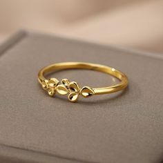 Gold Rings Jewelry Indian, Fine Gold Rings, Finger Rings Gold Indian Daily Wear, Only Gold Ring Design For Women, Stone Ring Design Gold For Women, Indian Gold Rings For Women, New Gold Ring Designs For Women, Gold Ring Without Stone, Rings For Women Gold Indian