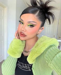 Y2k Inspired Makeup, Lizzie Mcguire Makeup, 2000 Makeup Look, Lizzie Mcguire Hair, Instagram Posts Ideas, Apple Makeup, 2000 Makeup, Makeup 2000s, 2000s Makeup Looks