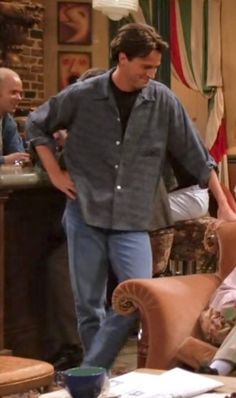 S1 EP4 Casual 90s Outfits Men, Chandler Bing 90s, Friends Outfits 90s Men, Friends Mens Outfits, 90s Sitcom Fashion Men, Chandler Friends Outfits, 90s Boys Outfits, Chandler Bing Fashion, 90s Sitcom Outfits