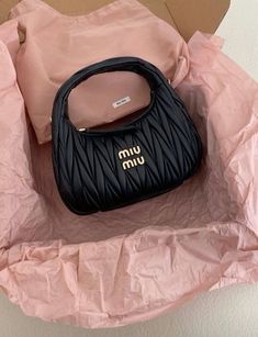 🥺🥺 Tas Celine, Sacs Tote Bags, Miu Miu Handbags, Expensive Bag, Miu Miu Bag, Handbag Essentials, Girly Bags, Luxury Purses