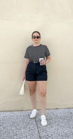 Casual Summer Outfits Petite, Big Size Summer Outfit, Hot Weather Outfits Curvy, Women Size 10 Outfits Style, Midsize Outfit Ideas Summer, Summer Street Style Midsize, Midsize Girl Summer Outfits, Midsize Outfits Shorts, Black Cargo Pants Outfit Plus Size