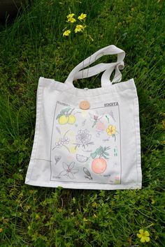 The smells of the garden. 100% cotton fabric bag with original illustration inspired by the Murcian spring. Original Illustration, Fabric Bag, The Garden, Beauty Book, Spain, Cotton Fabric, Accessory Gift, Pet Supplies, Display Homes