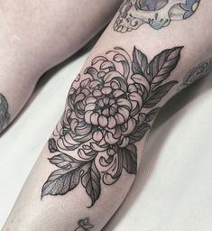 Check tattoos from various tattoo artists around the world, all in one place. Woodland Tattoos, Crisantemo Tattoo, Tatts Ideas, Floral Hip Tattoo, Tattoo Perna, Shin Tattoo, Tattoo Floral