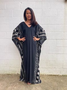 Indulge in the beauty of our classic kaftan with hand silk-screen printed fabric. This kaftan dress boasts unique patterns on high-quality rayon fabric. Its versatile design allows you to create many stylish looks, ensuring you always feel your best, whether you're at home or stepping out. Black Printed V-neck Kaftan, Traditional Black V-neck Abaya, Black Printed Kaftan For Festival, Bohemian Black Thobe In Tunic Style, Black Bohemian Tunic Thobe, Bohemian Black Thobe Tunic, Black Bohemian Style Thobe, Black V-neck Maxi Dress For Eid, Traditional Black Printed Kaftan