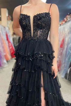 Rehaussez votre look de bal avec notre robe en dentelle à sequins rose à bretelles trapèze et décolleté plongeant. Parfaite pour les seniors et les juniors, cette robe rose étincelante vous fera sortir du lot. Sentez-vous confiante et glamour à votre bal avec notre robe tendance de haute qualité.

 Détail de l'article

 Tissu : tulle, dentelle
 Silhouette : A-ligne
 Manches : Sans manches
 Couleur : comme sur l'image, couleur personnalisée
 Détails du dos : Fermeture éclair vers le haut

 Taille : Taille personnalisée. Veuillez vérifier attentivement notre tableau des tailles standard si vous choisissez une taille standard et assurez-vous que la taille standard vous convient bien. Votre taille. (poitrine). (taille). (hanches). (Du creux à l'ourlet). C'est très important. Veuillez utiliser Feather Prom Dress, Tiered Prom Dress, Tulle Neckline, Prom Dresses For Sale, Prom Looks, Lace Evening Dresses, Prom Dresses Ball Gown, Prom Dresses Lace, Long Bridesmaid Dresses