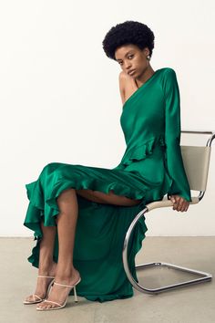 Asymmetrical one shoulder maxi dress with ruffle details in emerald green in a luxurious silk satin. 70s Glamour, Emerald Green Dresses, Shona Joy, Maxi Dress Online, Lace Dress Long, Strapless Tops, Long Sleeve Lace Dress, Metallic Dress, Rose Dress