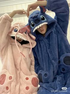 nos vamos llevar unos a nuestros corazones 💖💖 Matching Onesies Aesthetic, Matching Stitch Onesies Couples, Aesthetic Couple Clothes, Bf And Gf Matching Outfits Aesthetic, Good Matching Halloween Costumes, Cute Matching Stuff For Couples, Couples Costumes Onesies, Cute Matching Clothes For Couples, Stitch Onesie Couple