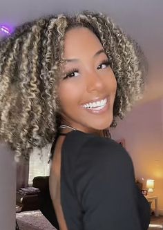 Blonde Highlights Afro, Messy Lob, Natural Hair Highlights, Curly Highlights, Curly Cut, Nice Smile, Highlights Curly Hair, Inspo Hair, 2023 Hair