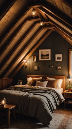 Cozy Boys Attic Bedroom: Sloped Ceiling Design Ideas Small Bedroom Low Ceiling Ideas, Cabin Loft Bedroom Ideas, Mansard Bedroom, Loft Bedroom Ideas Sloped Ceiling, Cabin Loft Bedroom, Attic Decorating Ideas, Log Cabin Makeover, Sloped Ceiling Bedroom Ideas, Bedroom Sloped Ceiling