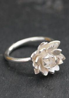 What a beautiful idea for metalclay!  Definitely gonna have to try this! :) Stackable Flower Shaped Wedding Jewelry, Delicate Petal-shaped Anniversary Jewelry, Cute Rings, Vintage Engagement, Flower Ring, Pretty Jewellery, Vintage Engagement Rings, Creative Crafts, Lotus Flower